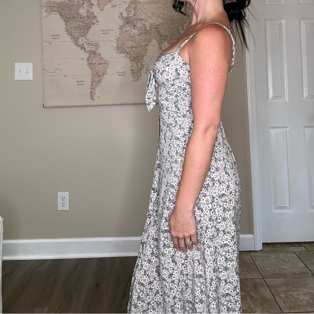 Cottagecore milkmaid sage green floral print tie in front midi flowy dress - Picture 6 of 6